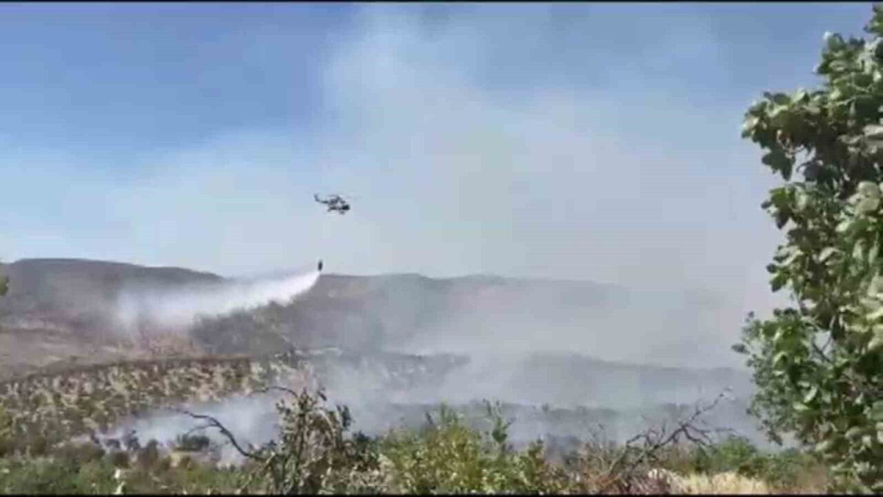 Şırnak’ın Güçlükonak ilçesindeki Gabar Dağı’nda çıkan orman yangını, havadan ve