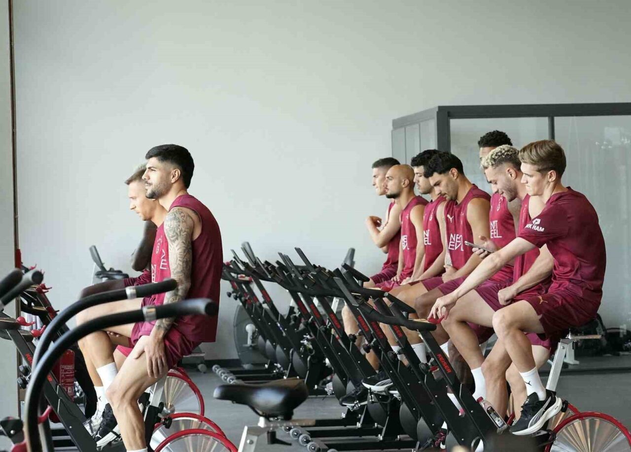 Galatasaray, 2025-2026 sezonu hazırlıklarını bugün yaptığı çift antrenmanla sürdürdü. Kemerburgaz