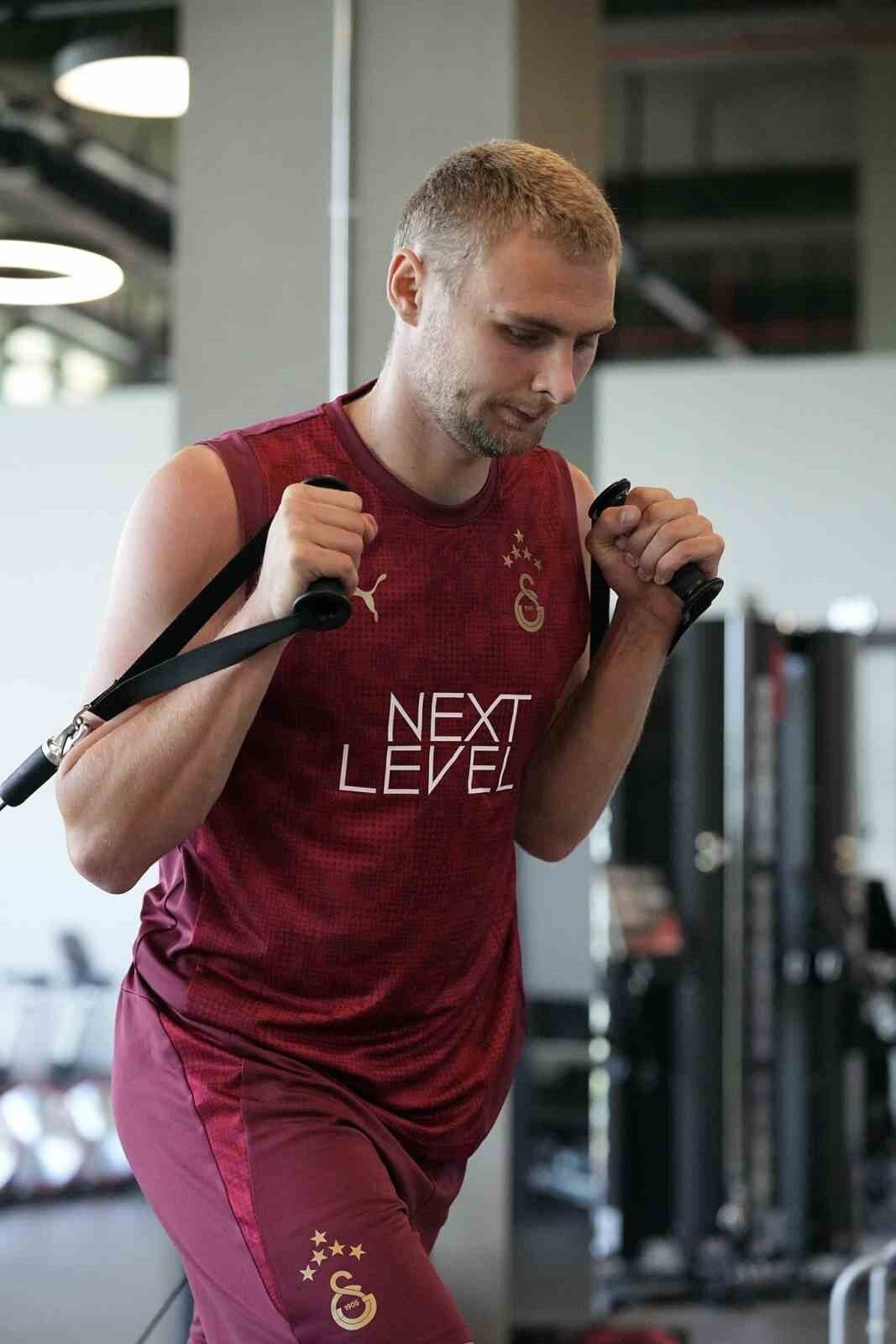 Galatasaray, 2025-2026 sezonu hazırlıklarını bugün yaptığı çift antrenmanla sürdürdü. Kemerburgaz