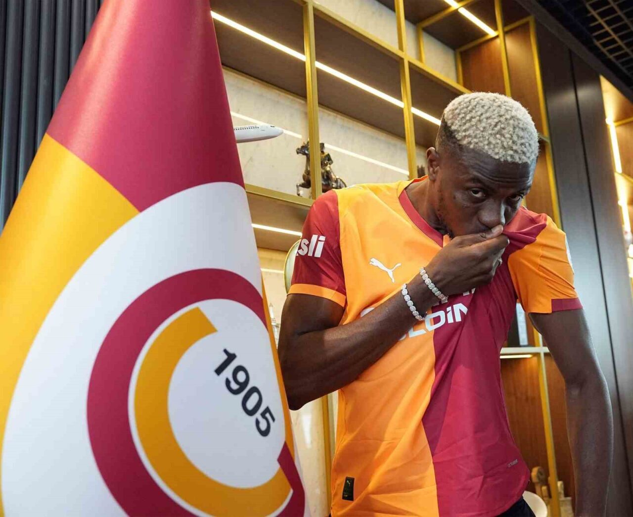 Galatasaray, Nijeryalı golcü Victor Osimhen ile 4 yıllık sözleşmeye imzaladığını