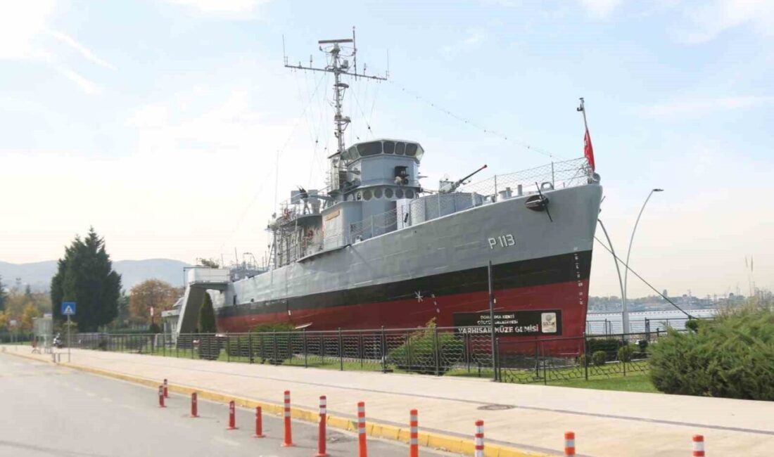 Gölcük ilçesindeki Kavaklı Sahili’nde sergilenen Türkiye’nin ilk karaya yerleştirilmiş su