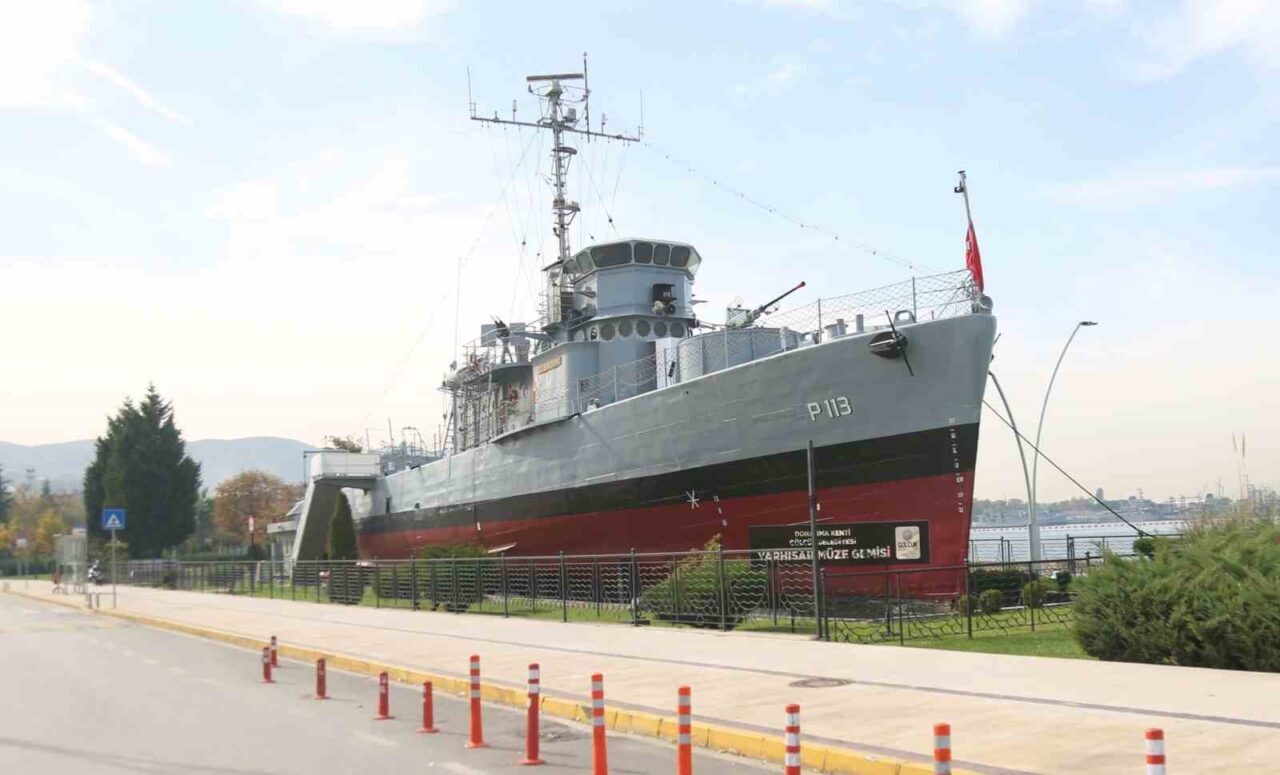 Gölcük ilçesindeki Kavaklı Sahili’nde sergilenen Türkiye’nin ilk karaya yerleştirilmiş su