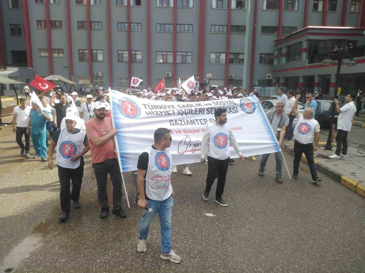 Gaziantep Üniversitesi Hastanesi’nde görev yapan doktor ve hemşireler, uzun süredir