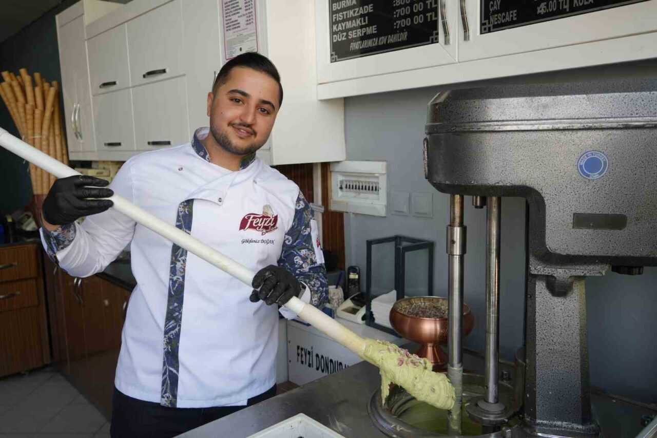 Gaziantep’in vazgeçilmez tescilli lezzeti Antep fıstıklı dondurma, yaz aylarında vatandaşlar