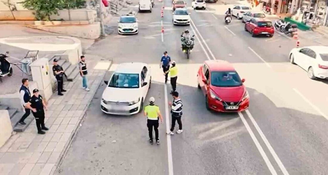 Gaziantep’te polis ekipleri tarafından Narko Alan operasyonu kapsamında yapılan denetimlerde