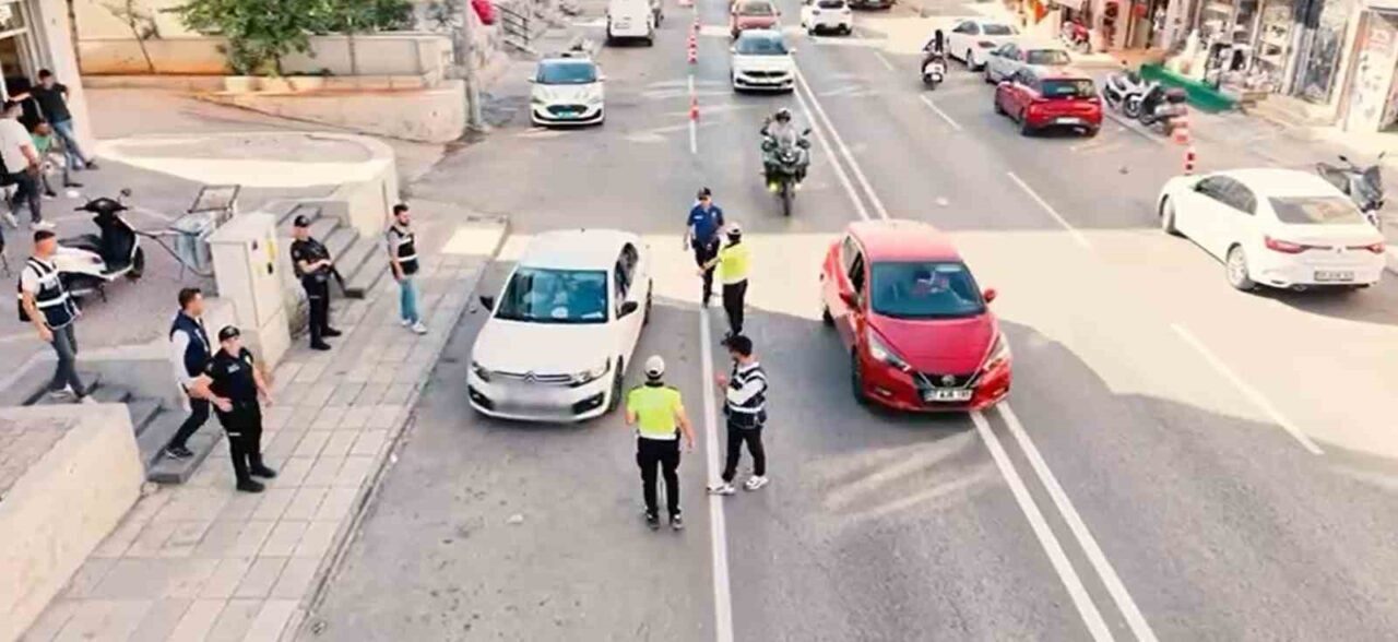 Gaziantep’te polis ekipleri tarafından Narko Alan operasyonu kapsamında yapılan denetimlerde