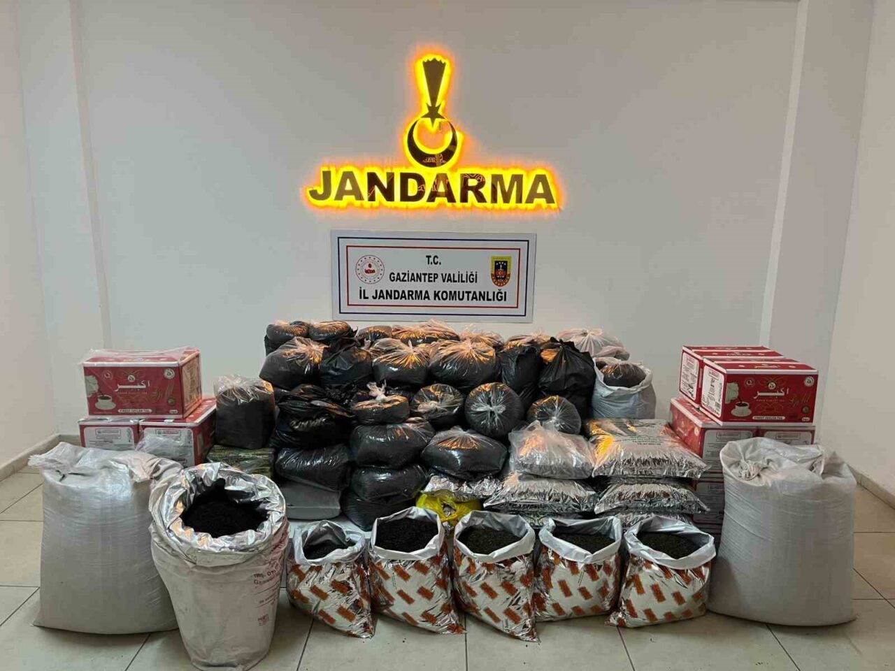 Gaziantep’te 3 farklı adreste yapılan aramalarda 300 kilo kaçak çay