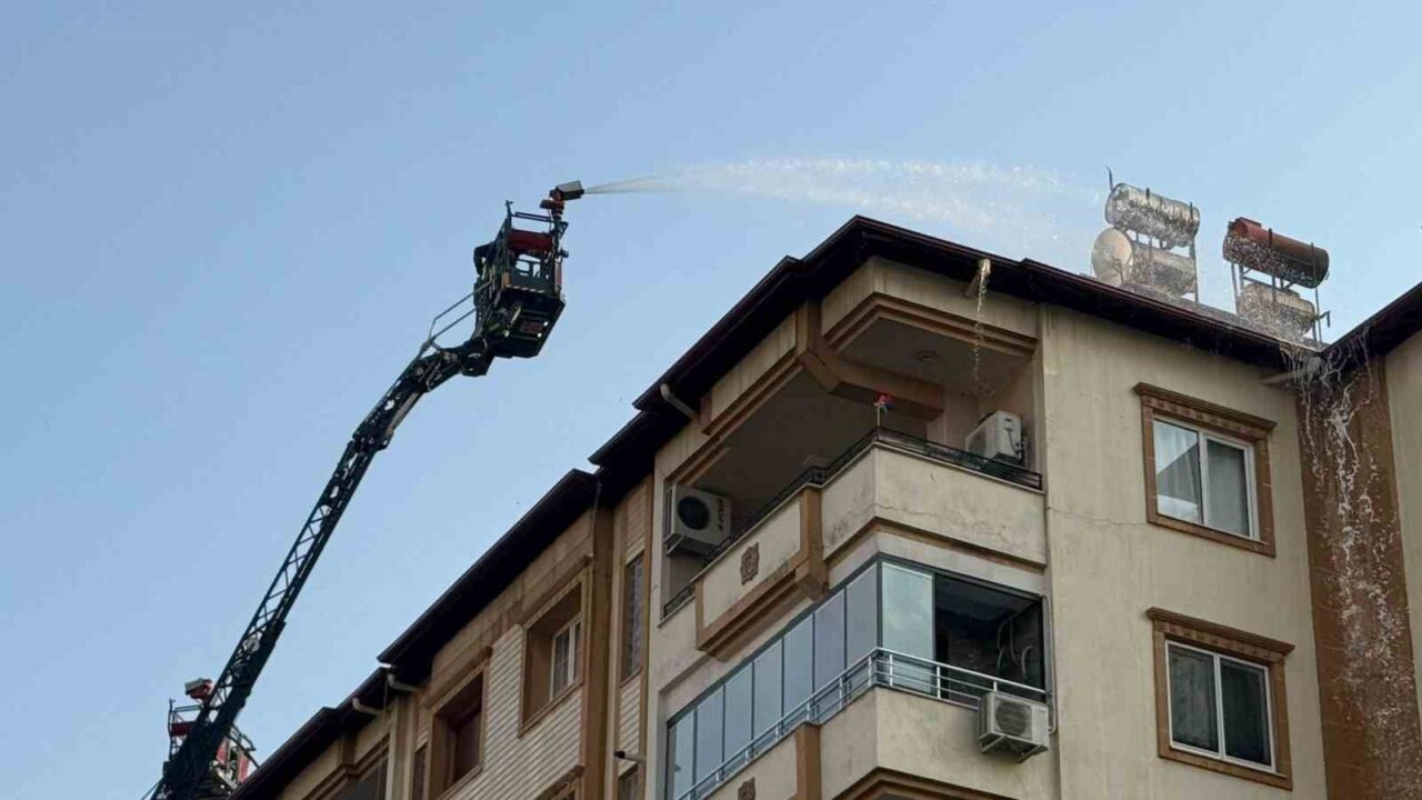 Gaziantep’te 6 katlı bir binanın çatısında çıkan yangın paniğe neden