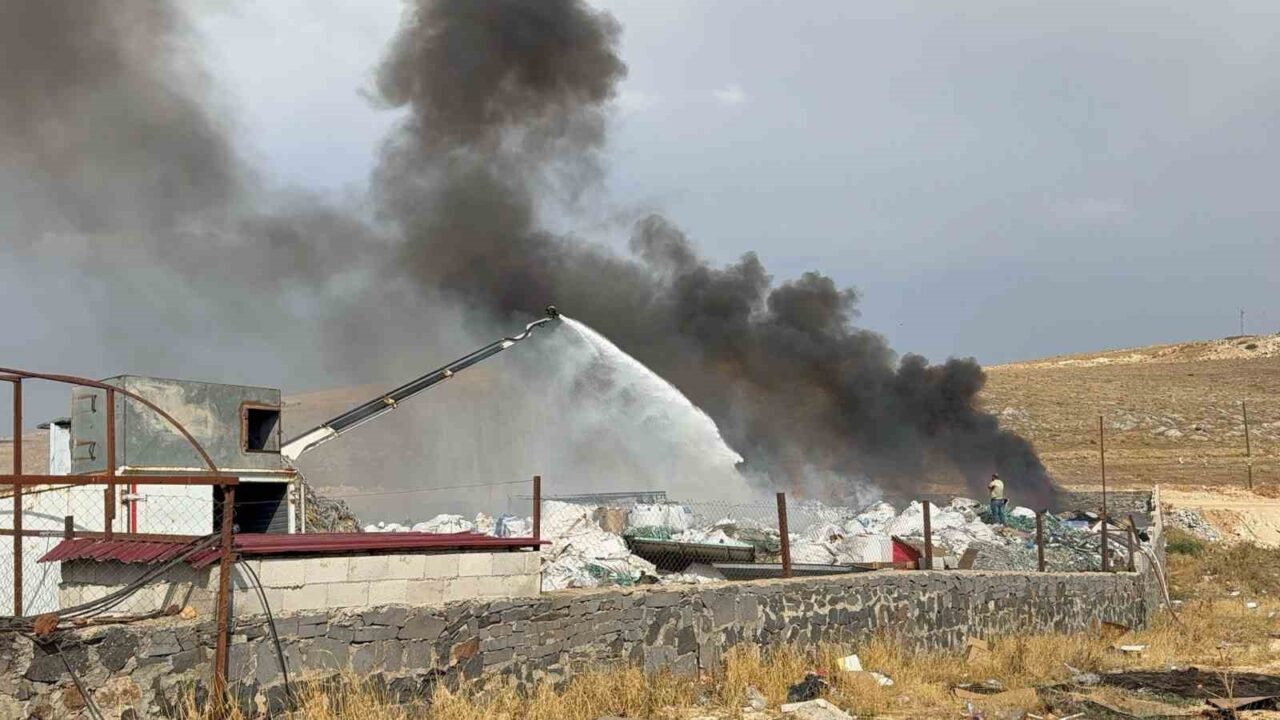 Gaziantep’te geri dönüşüm fabrikasında çıkan yangın itfaiye ekibinin müdahalesiyle kontrol