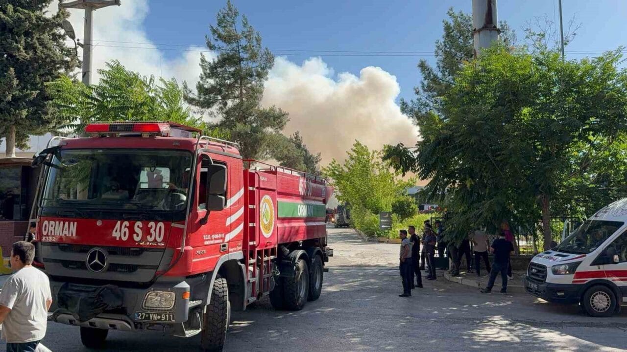 Gaziantep 1. Organize Sanayi Bölgesi’nde bulunan Yakamoz Halı Fabrikasında bilinmeyen