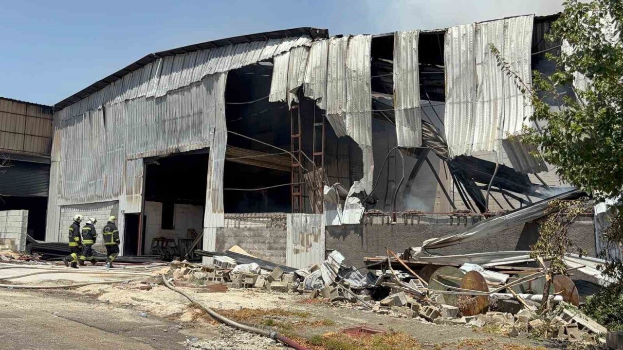 Gaziantep’te bir halı fabrikasında çıkan yangın, ekiplerin yaklaşık 5 saatlik