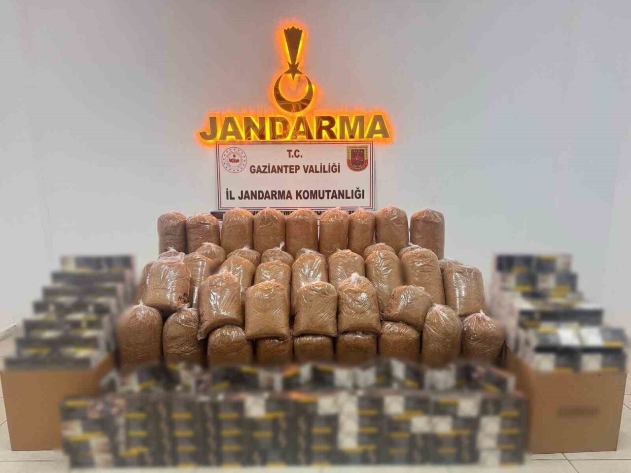 Gaziantep’te jandarma ekiplerince 2 adrese yapılan operasyonda gümrük kaçağı 290