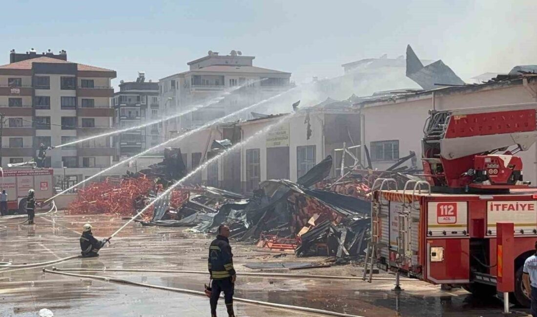 Gaziantep’te meslek lisesinin mobilya atölyesinde çıkan yangına müdahale çalışmaları sürüyor.