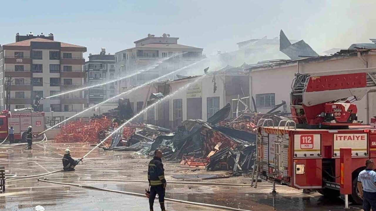 Gaziantep’te meslek lisesinin mobilya atölyesinde çıkan yangına müdahale çalışmaları sürüyor.