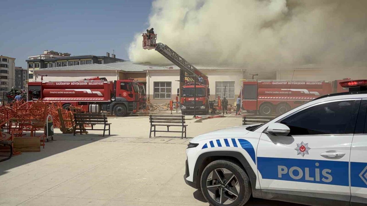 Gaziantep’te bir meslek lisesinin mobilya atölyesinde yangın çıktı. Yangına çok