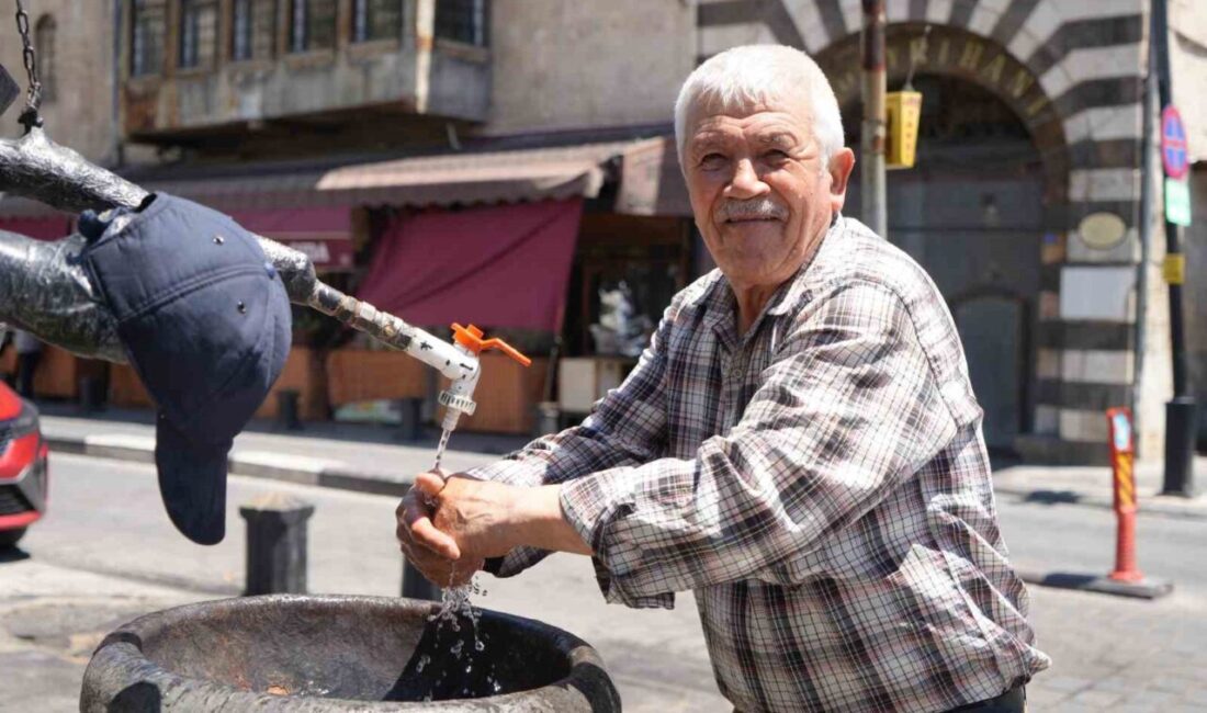 Gaziantep’te termometreler 42 dereceyi gösterirken Gaziantepli vatandaşlar gölge yerlerde serinledi.