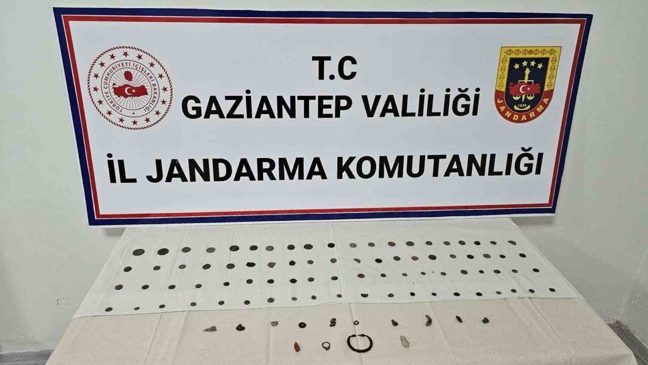 Gaziantep’te jandarma ekiplerince bir şahsın adresinde yapılan aramada tarihi eser