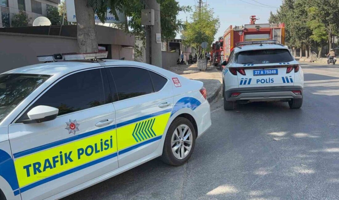 Gaziantep’te bir tekstil fabrikasında çıkan yangın, itfaiye ekiplerinin müdahalesi sonucu