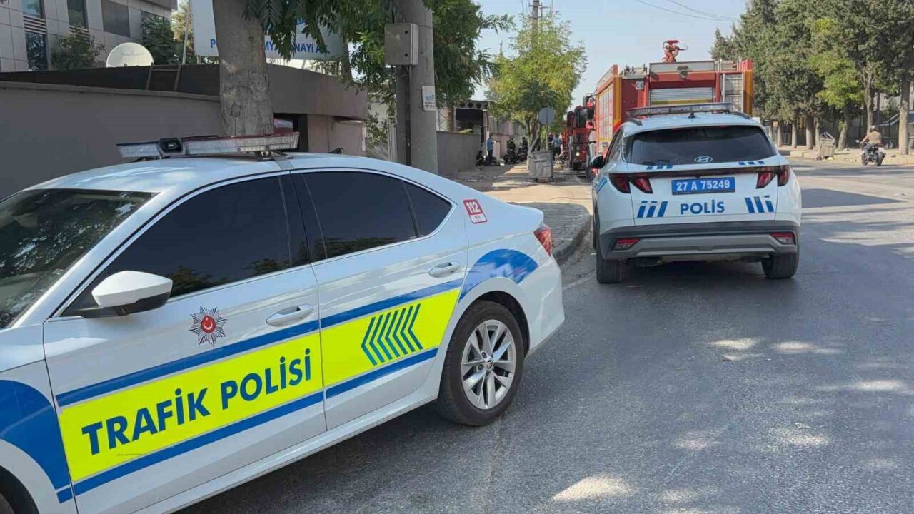 Gaziantep’te bir tekstil fabrikasında çıkan yangın, itfaiye ekiplerinin müdahalesi sonucu