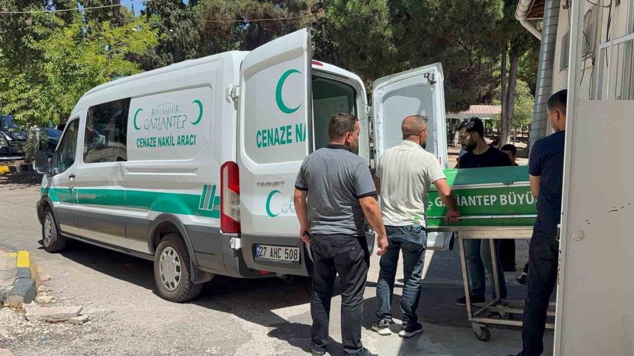 Gaziantep’te tırın traktöre arkadan çarptığı kazada traktör sürücüsü yaralanırken, babası