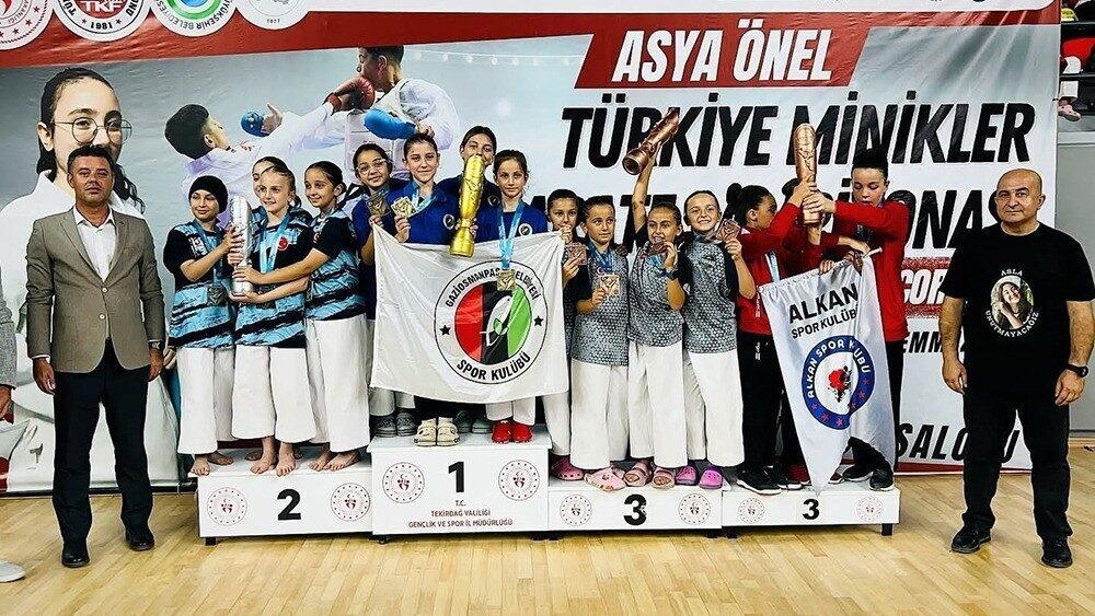 Tekirdağ’da düzenlenen Türkiye Minikler Karate Şampiyonası’nda mücadele eden Gaziosmanpaşa Belediyesi