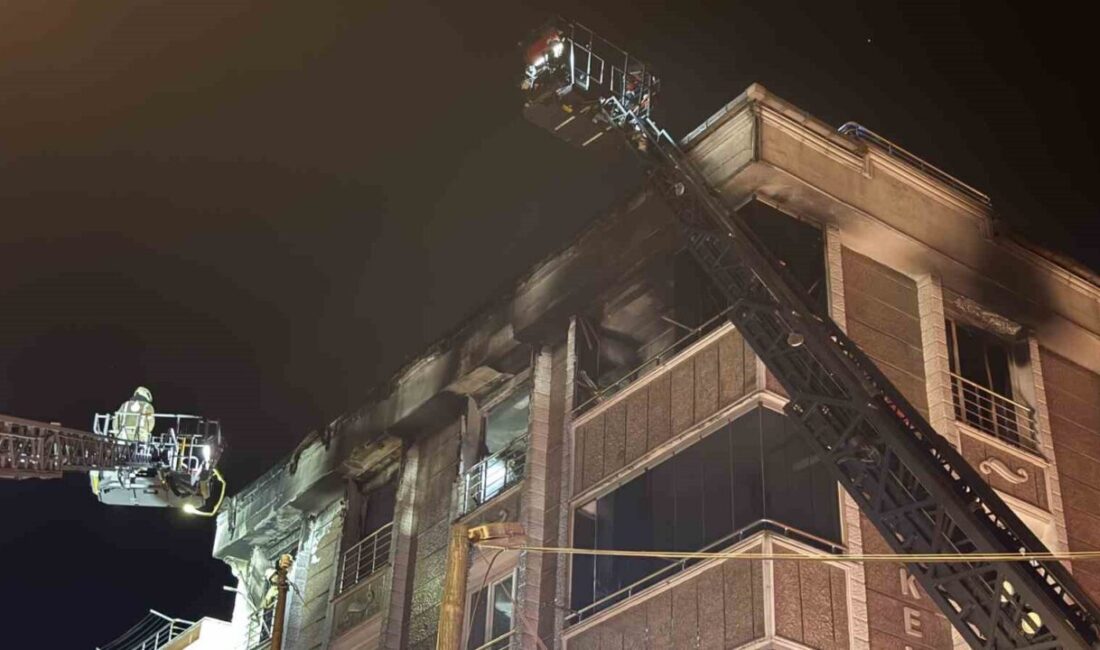 Gaziosmanpaşa’da gece saatlerinde 6 katlı bir binanın en üst katında