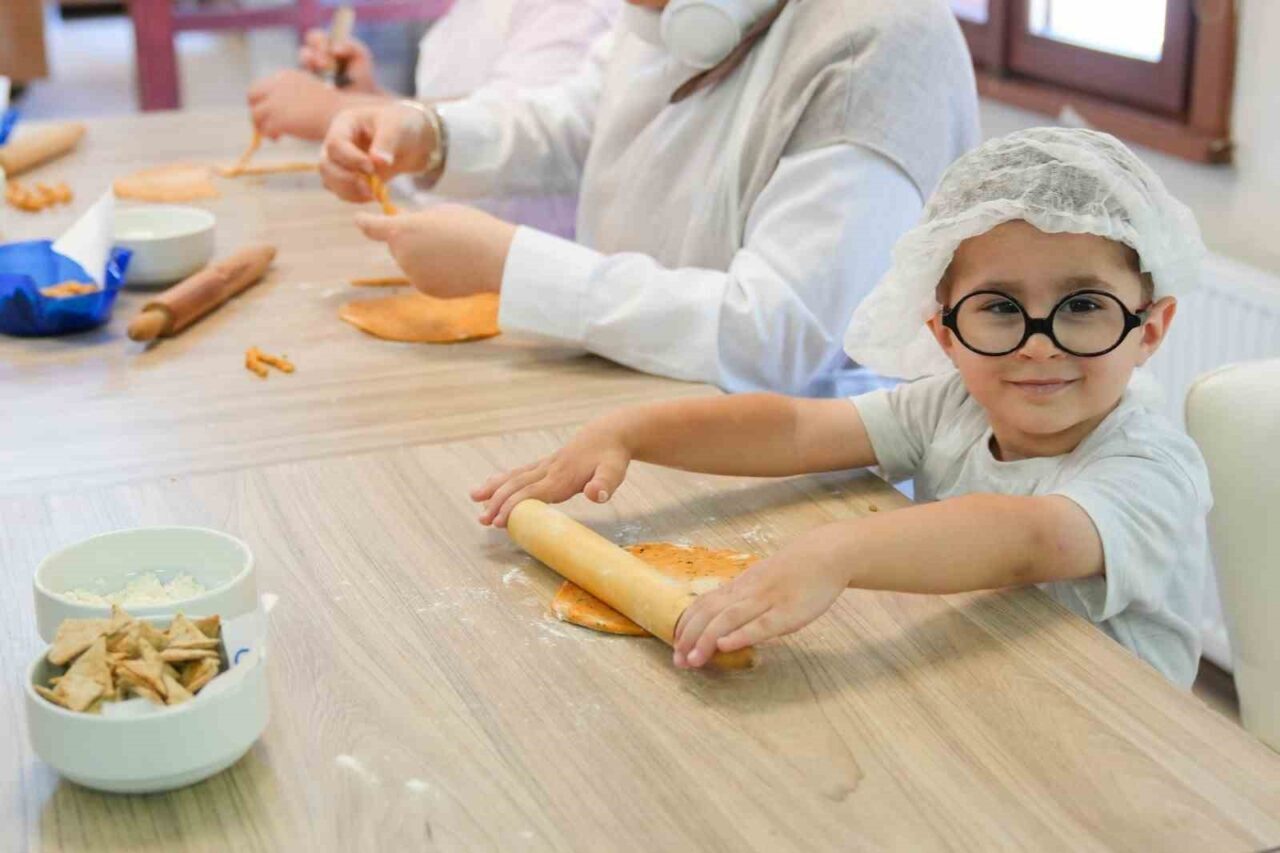 Gaziosmanpaşa Belediyesi’nin, yaz tatili etkinlikleri kapsamında düzenlediği “Minik Eller Mutfakta”