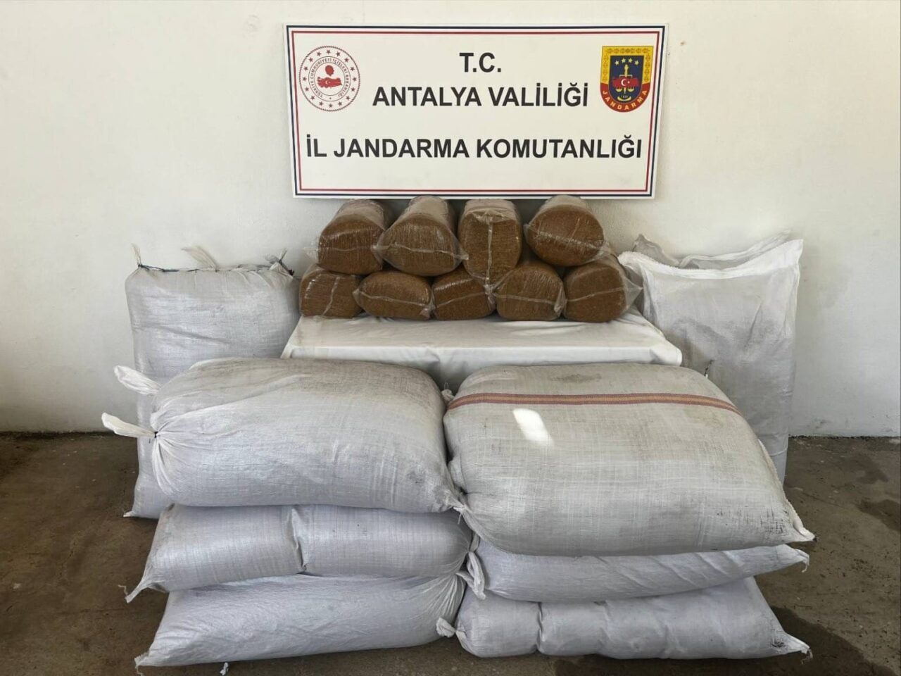 Antalya’nın Gazipaşa ilçesinde jandarma ekiplerinin düzenlediği operasyonda, 800 kilogram bandrolsüz