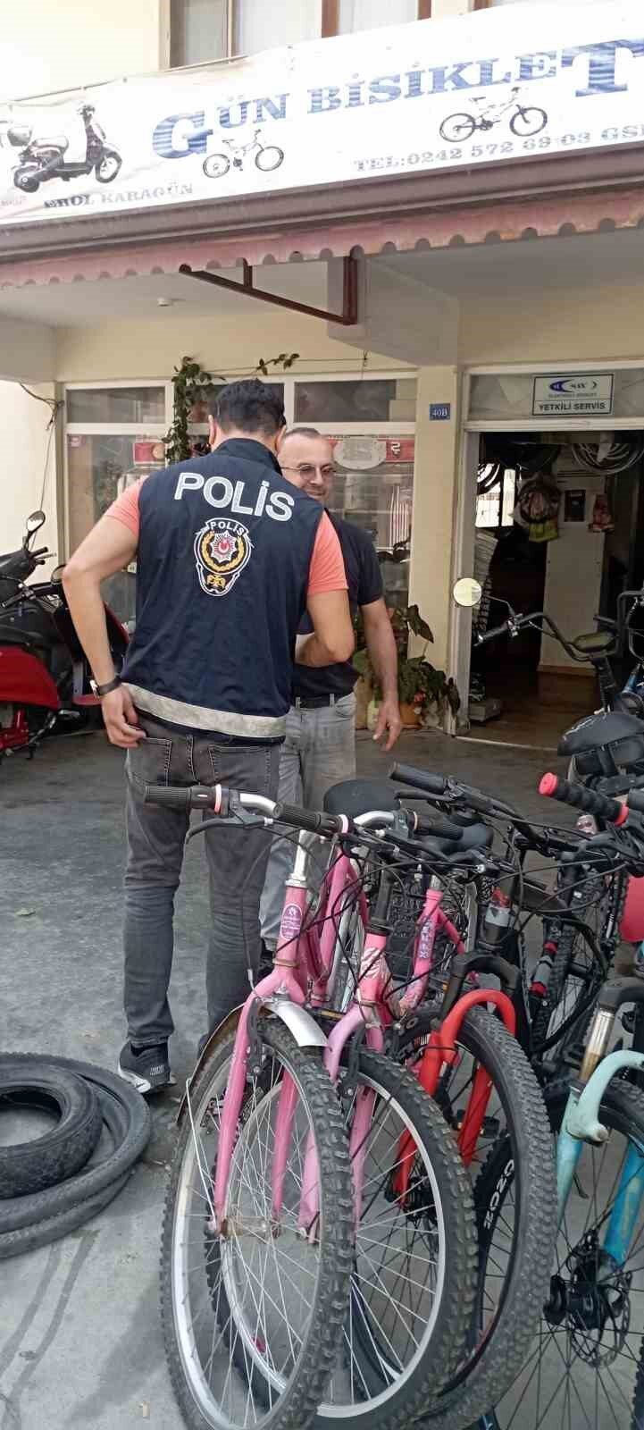 Antalya’nın Gazipaşa ilçesinde polis ekipleri tarafından çalıntı motosikletlerin tespiti, sigortasız