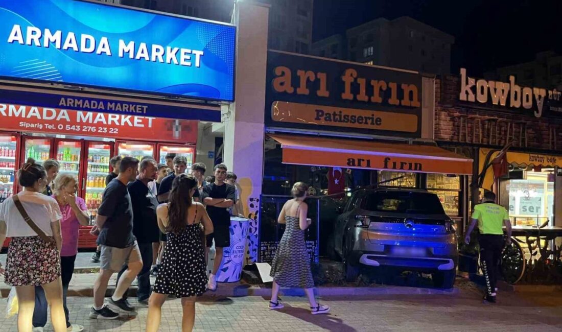 Tekirdağ’ın Çorlu ilçesinde sürücüsünün fren yerine gaza bastığı otomobil, pastaneye
