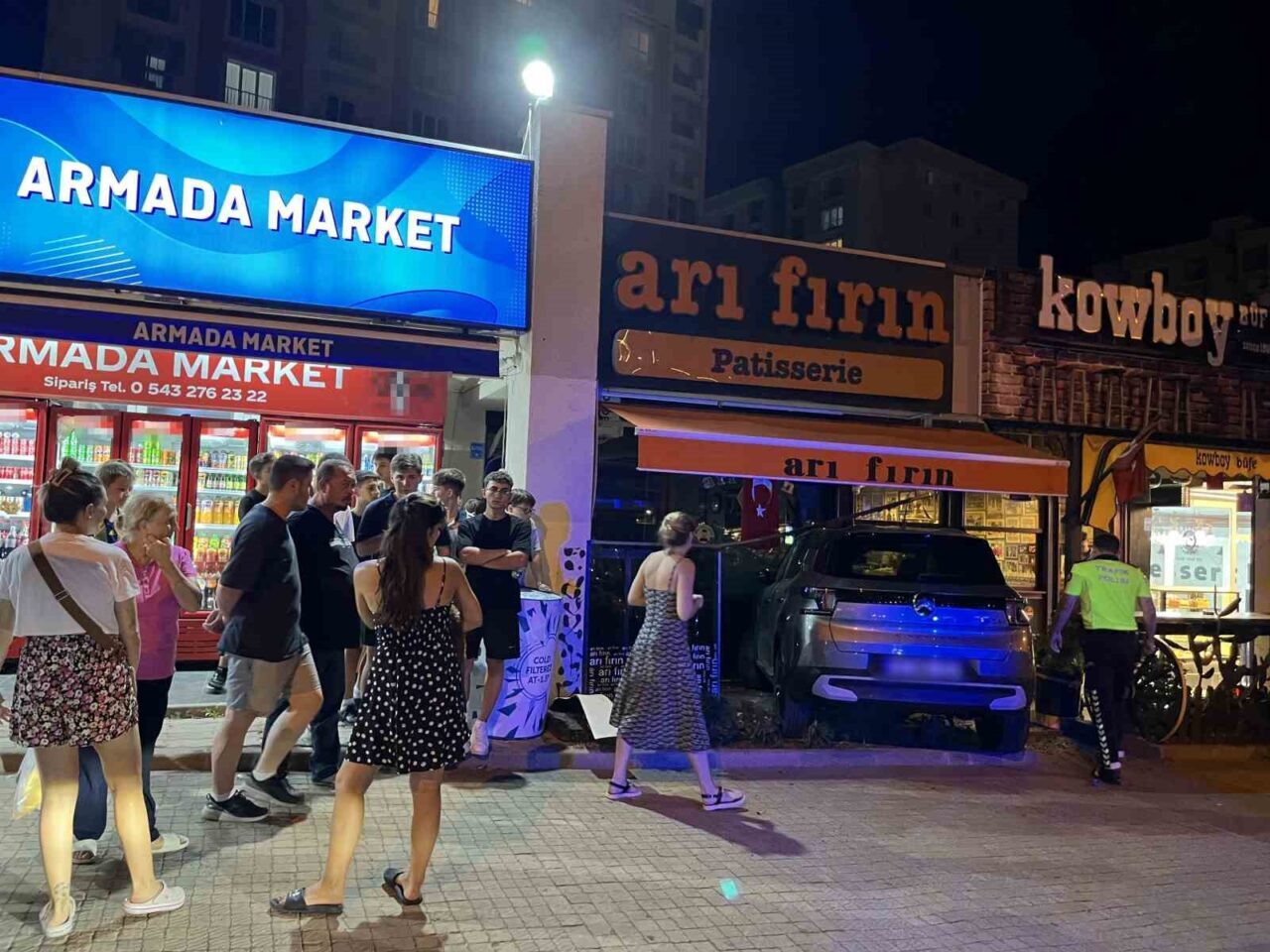 Tekirdağ’ın Çorlu ilçesinde sürücüsünün fren yerine gaza bastığı otomobil, pastaneye