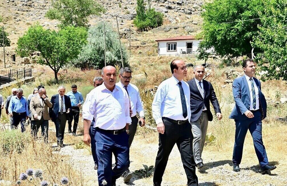 Yeşilyurt Belediye Başkanı Prof. Dr. İlhan Geçit, kırsal mahallelerde yürütülen