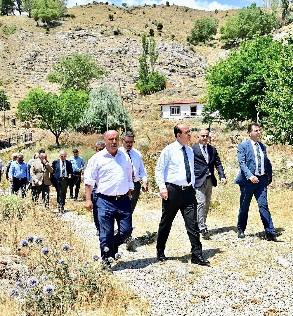 Yeşilyurt Belediye Başkanı Prof. Dr. İlhan Geçit, kırsal mahallelerde yürütülen