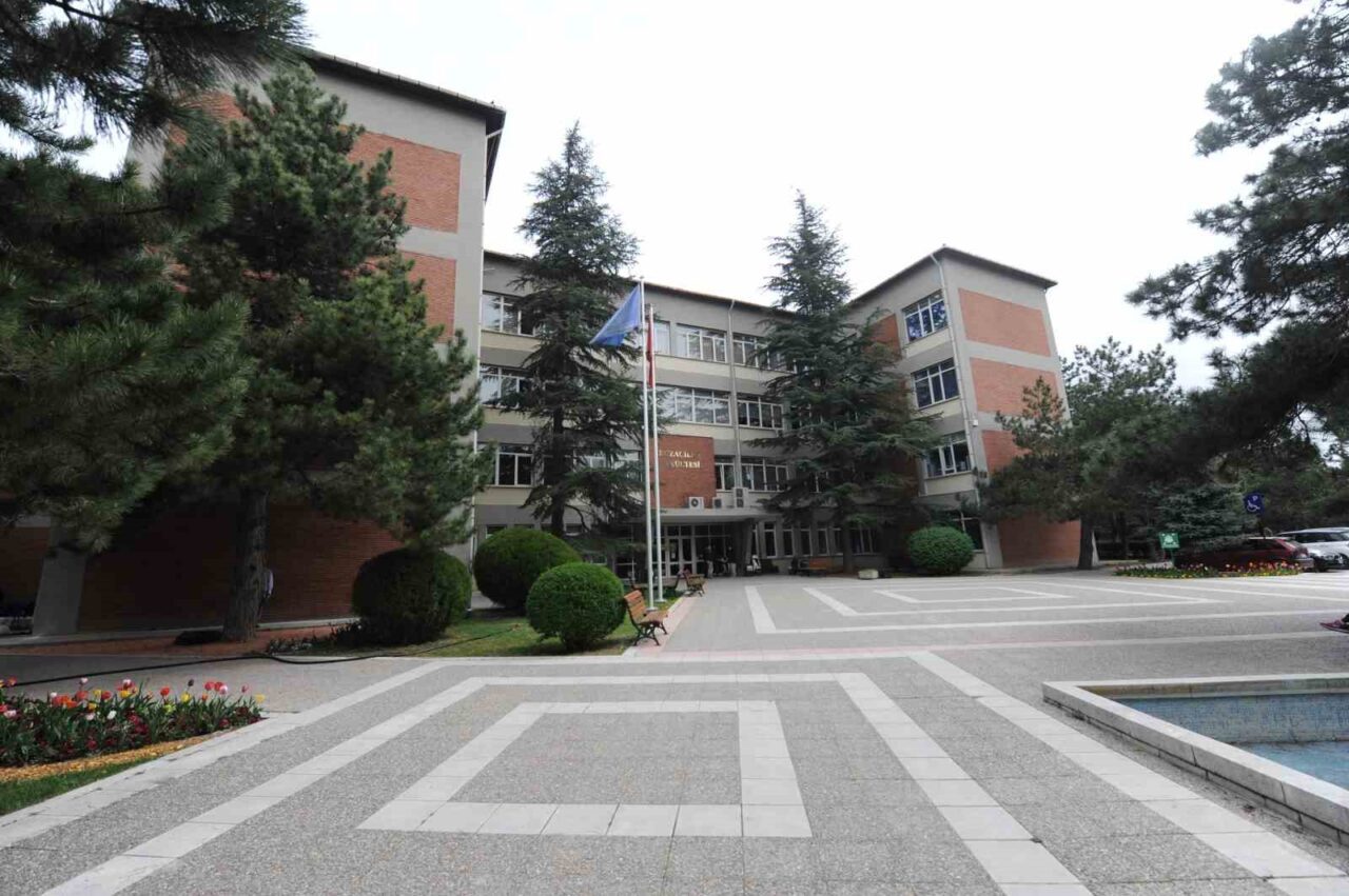 Eskişehir’de yaklaşık 4 bin 500 eczacı mezun veren Anadolu Üniversitesi
