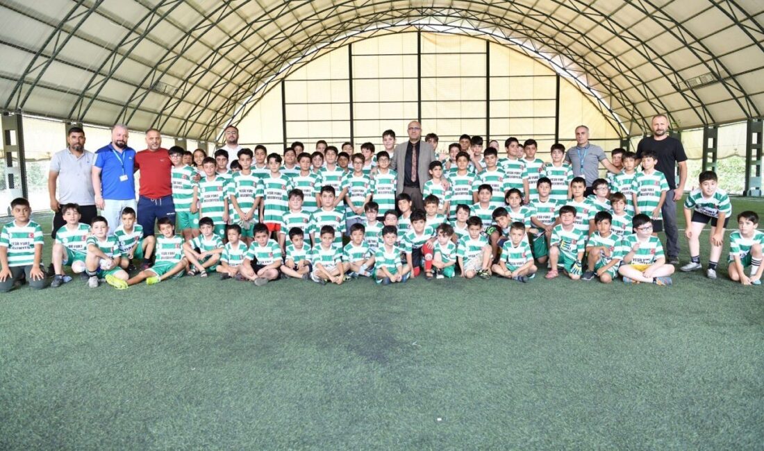Yeşilyurt Belediyesi tarafından düzenlenen yaz dönemi futbol kursunda eğitim gören