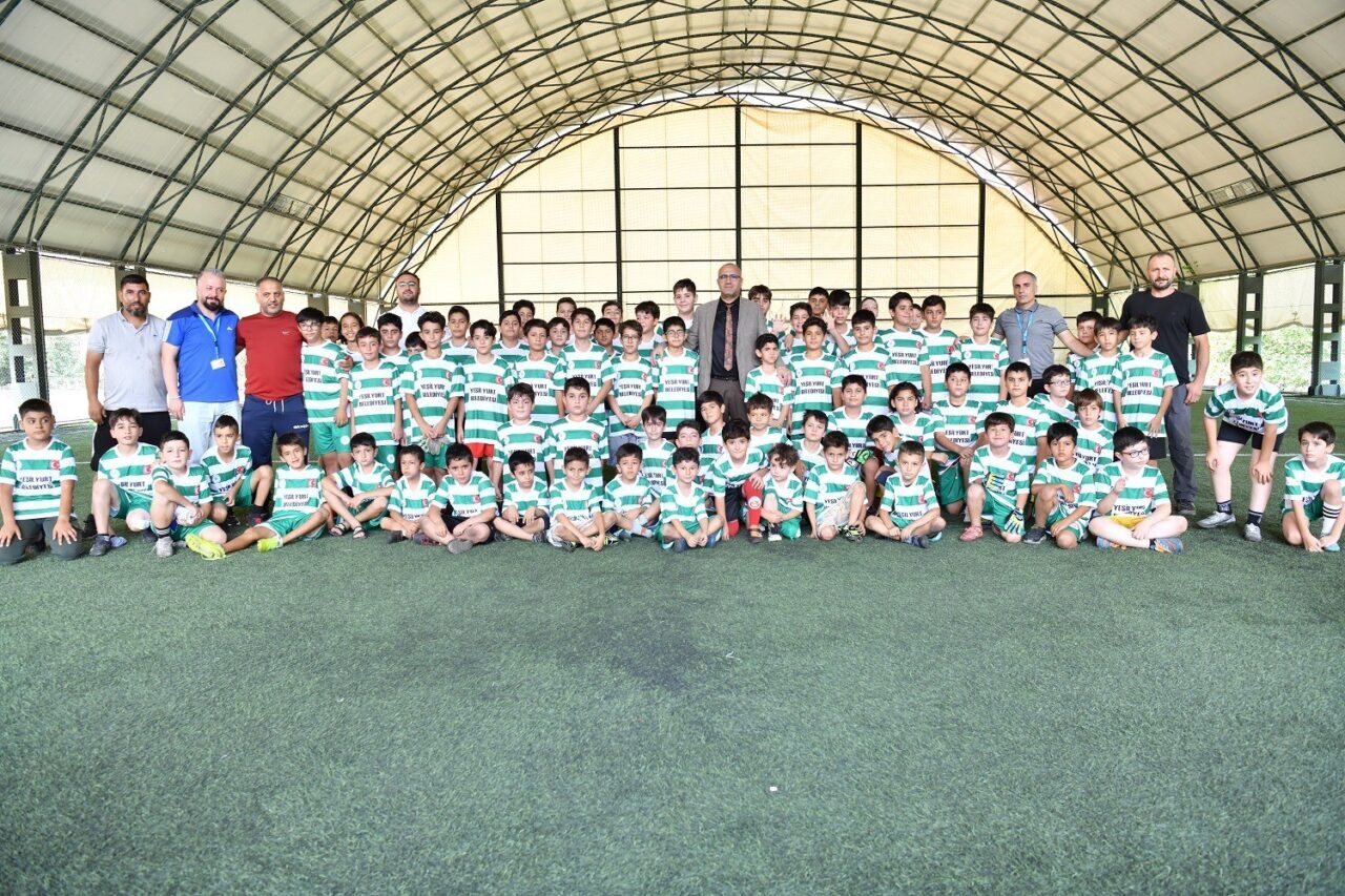 Yeşilyurt Belediyesi tarafından düzenlenen yaz dönemi futbol kursunda eğitim gören