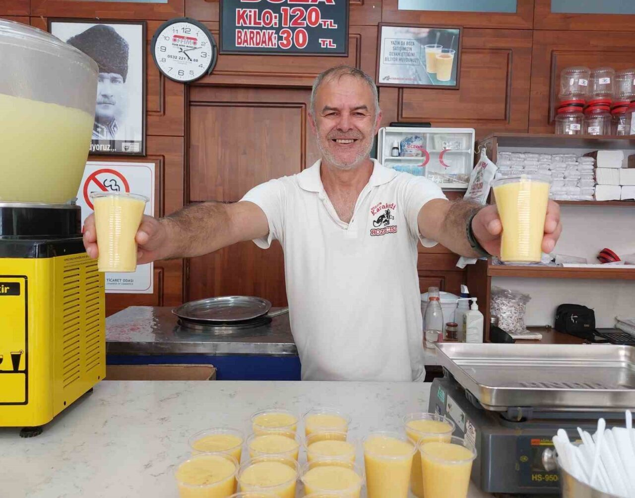 Eskişehir’de boza satışı yapan Özbek Özkonak, sadece kış aylarında değil,