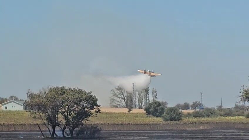 Çanakkale’nin Gelibolu ilçesinde tarım arazisinde başlayan yangın, ekiplerin karadan ve