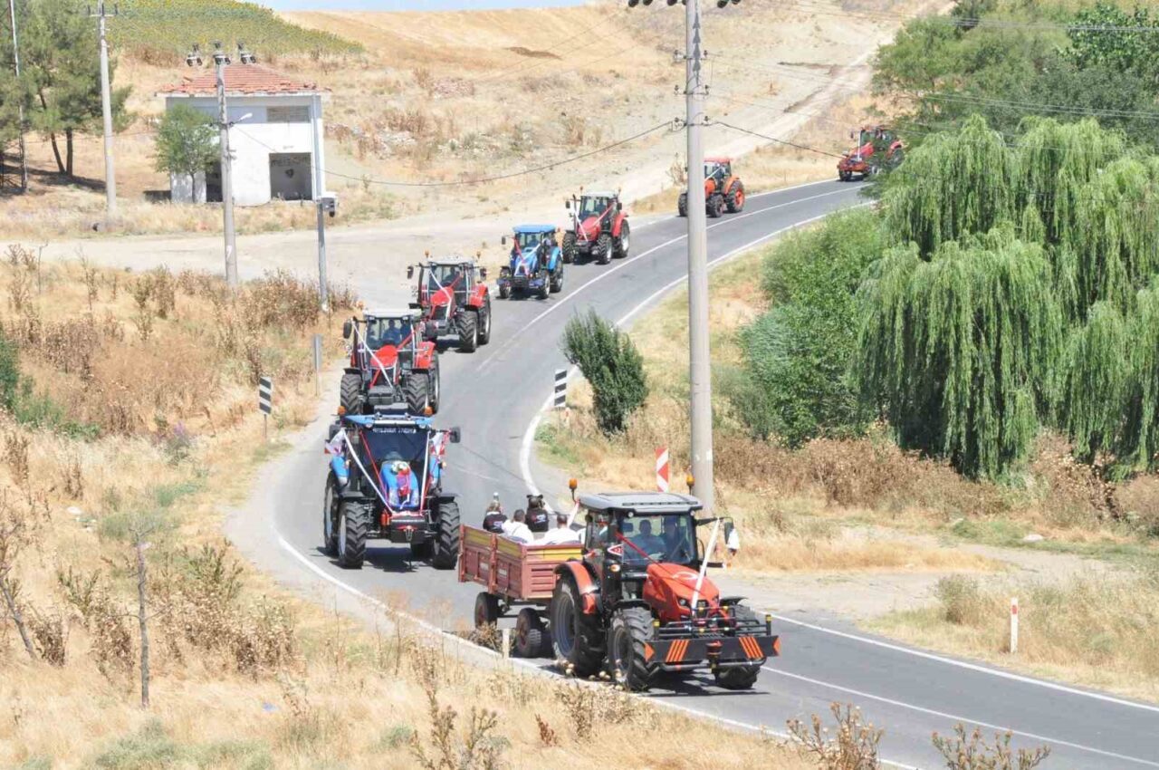 Edirne’nin Keşan ilçesinde traktörünü gelin arabası gibi süsleyen damat, 50