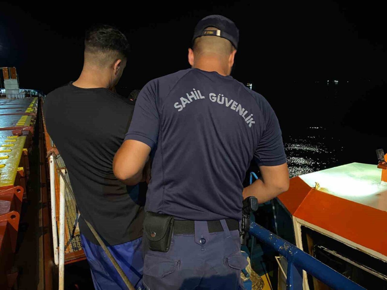 Yasa dışı yollarla yurt dışına kaçmak isteyen göçmenler gemi kapatanının