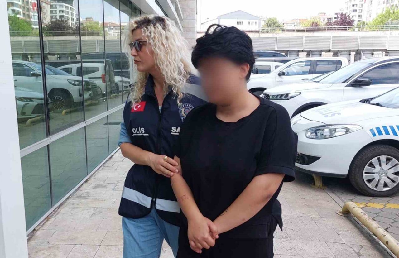 Samsun’da genç kız, erkek arkadaşından ayrılmasını isteyen annesini bıçaklayarak ağır