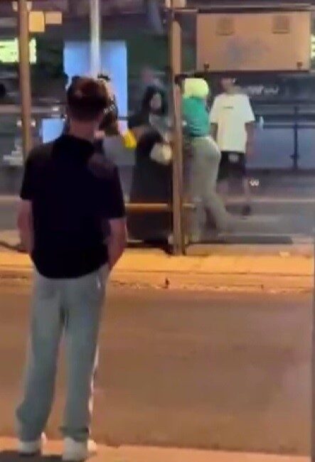 Konya’da otobüs durağında bekleyen 2 genç kız arasında çıkan kavga,