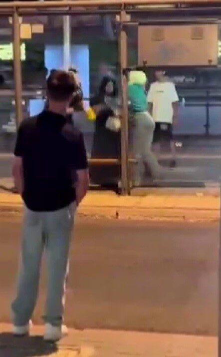 Konya’da otobüs durağında bekleyen 2 genç kız arasında çıkan kavga,