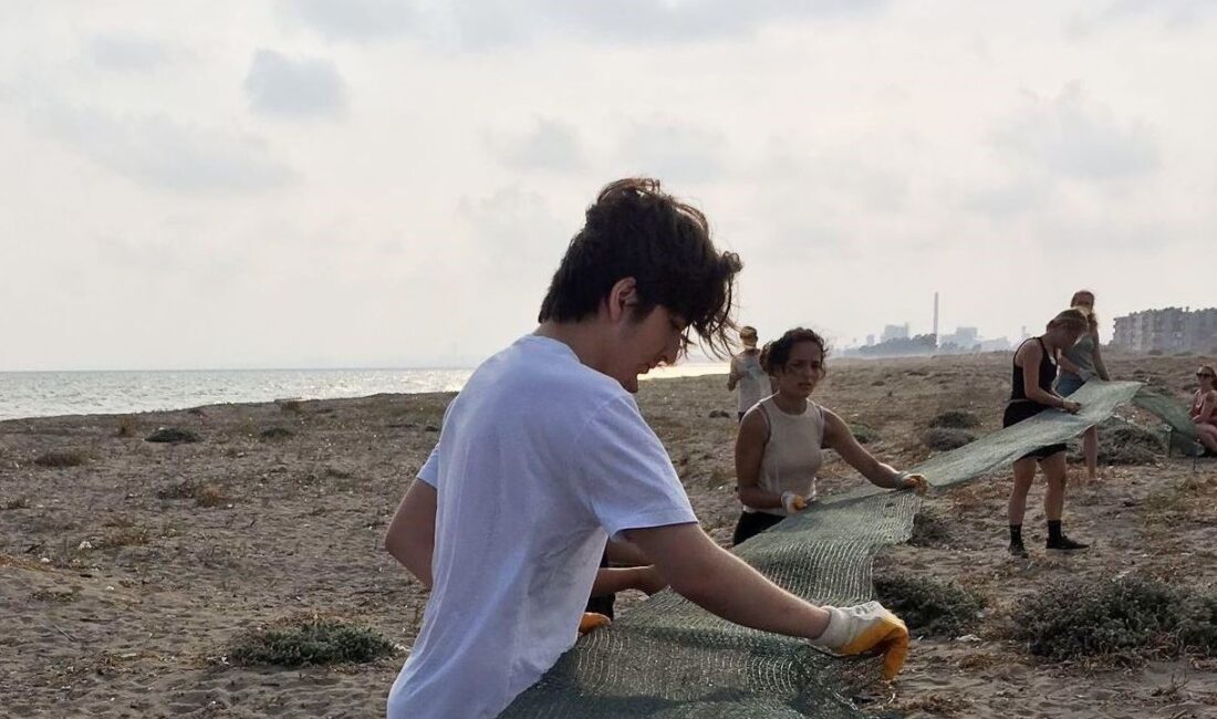 Mersin’in Kazanlı sahilinde, Avrupa’nın farklı ülkelerinden gelen genç gönüllüler, deniz