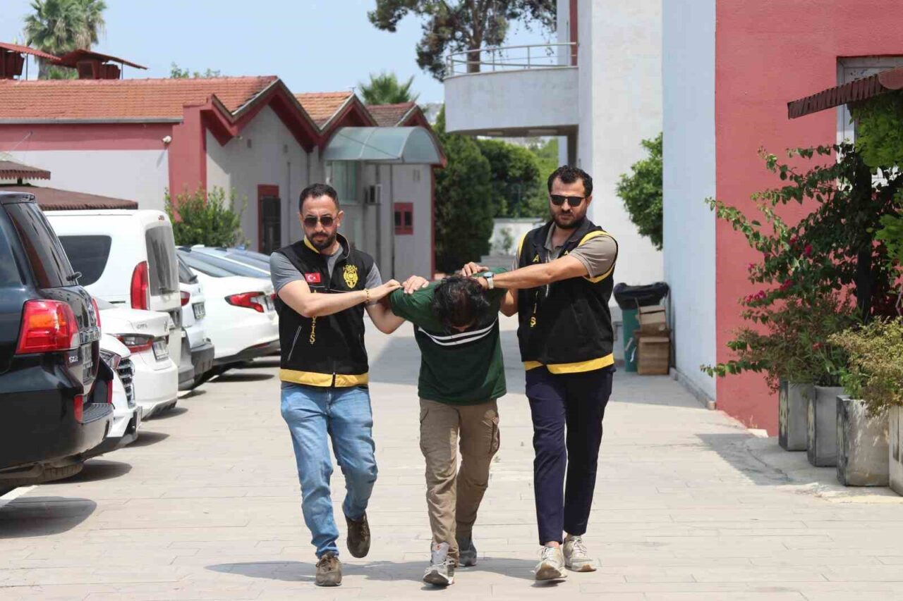 Adana’da 2 genci sopayla işkence edercesine döven, ardından yakalanıp adli