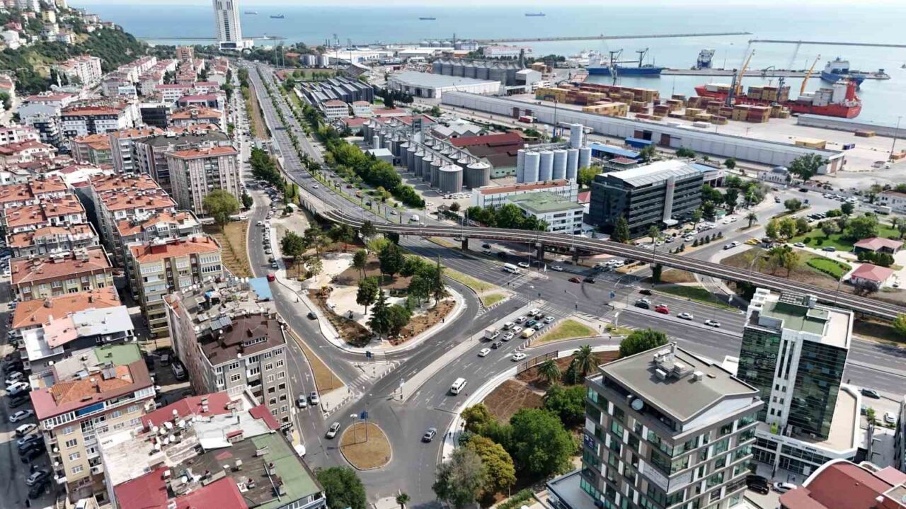 Samsun Büyükşehir Belediyesi Gençlik Parkı Kavşağı’na yaptığı dokunuşla trafiğine nefes