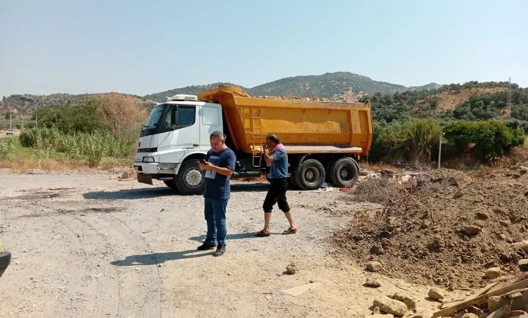 Aydın’ın Germencik ilçesinde belediye zabıta ekiplerinin moloz mesaisi devam ediyor.