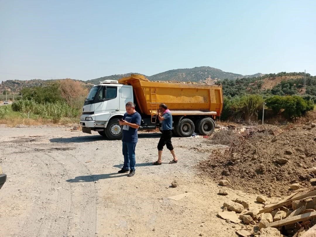 Aydın’ın Germencik ilçesinde belediye zabıta ekiplerinin moloz mesaisi devam ediyor.