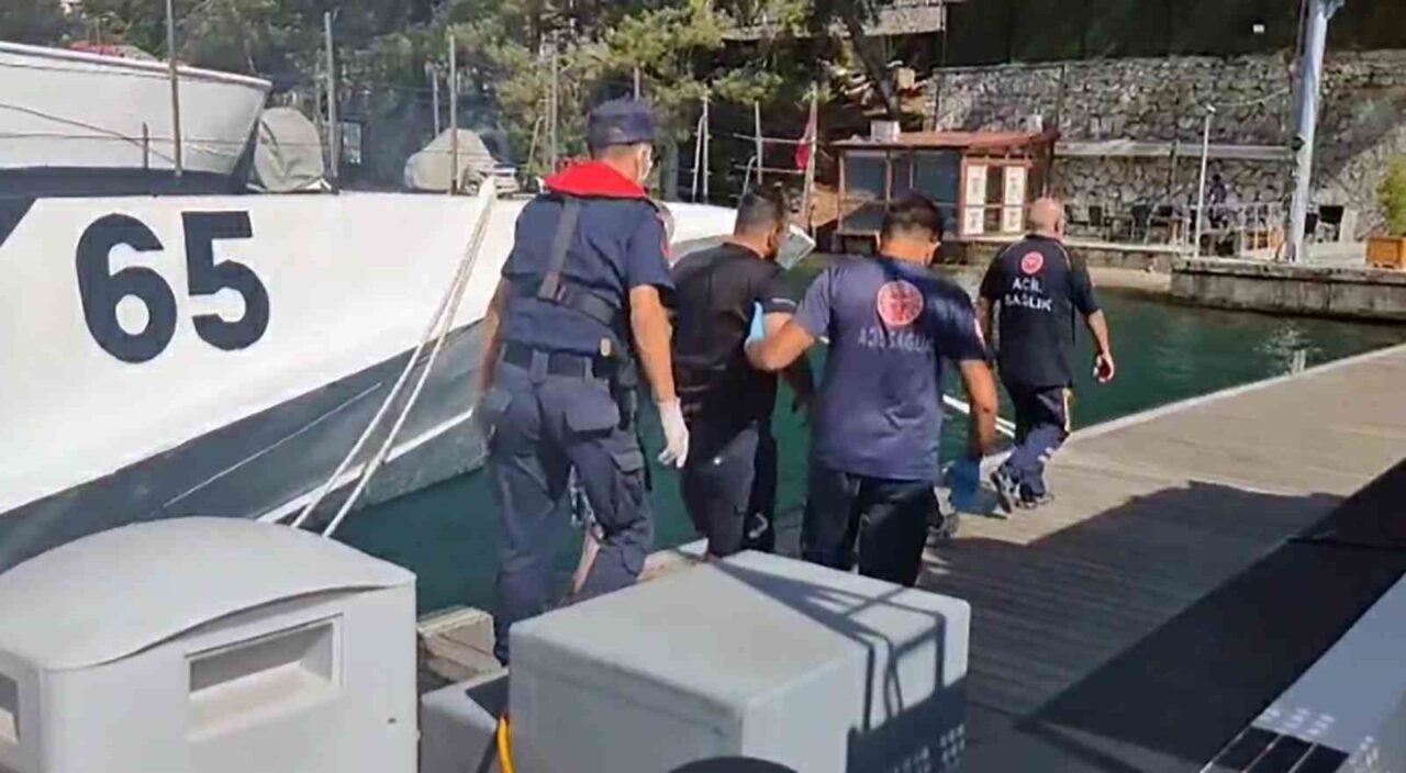 Muğla’nın Fethiye ilçesinde gezi teknesinde yaralanan vatandaş Sahil Güvenlik ekipleri
