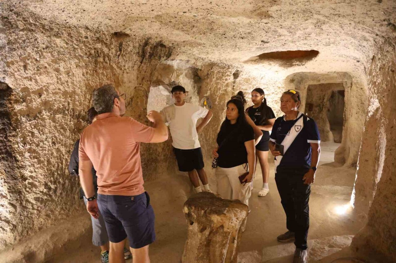 Hava sıcaklığının 35 derecenin üzerine çıktığı Nevşehir’de; turistler serinliğin ve